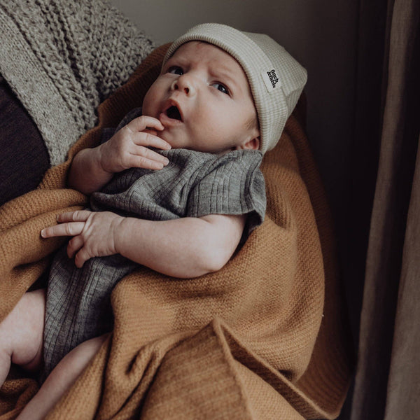 Babymütze mit Rippstrick aus Wolle - Oat Stripe